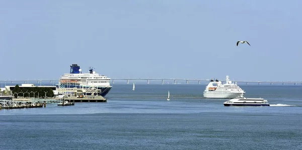 Star Breeze verlaat Zenith in de haven — Stockfoto