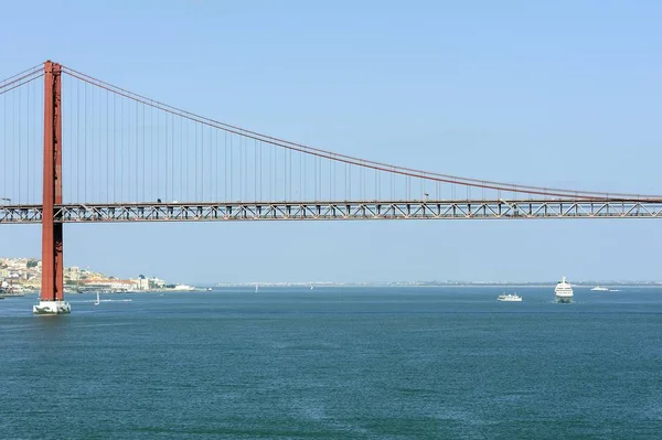 Windstar Cruzeiros Star Breeze navegando sob a Ponte 25 de abril — Fotografia de Stock