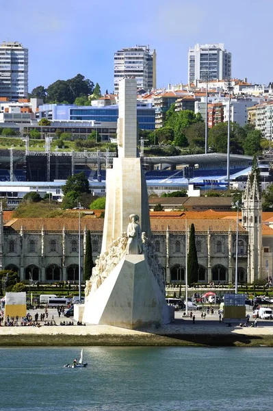 Denkmal für die Entdeckungen an der Uferpromenade von Belem — Stockfoto