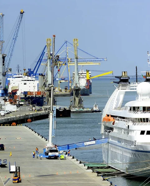 Grúa móvil y la pasarela al crucero — Foto de Stock