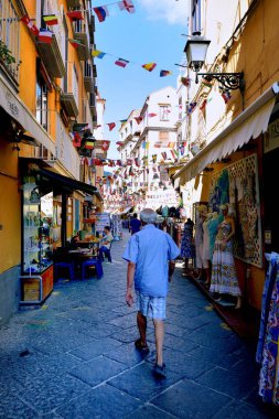 Dar sokakta dükkanları keşfetmek