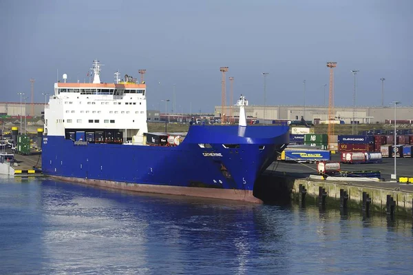 貨物を取るキャサリン車両トランスポーター船 — ストック写真