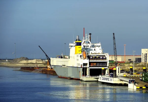 Amandine ro-ro Last transport fartyg som tar på sig lasten — Stockfoto