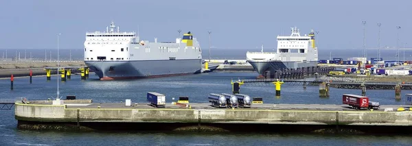 Céline et Amandine Ro-Ro cargo Transporter navires prenant leurs cargaisons — Photo