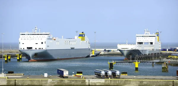 Celine i Amandine ro-ro cargo transportery statków biorąc na ich ładunków — Zdjęcie stockowe