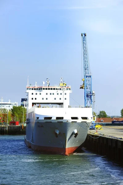 Adeline Ro-Ro buques de transporte de carga que se hacen cargo de la carga — Foto de Stock