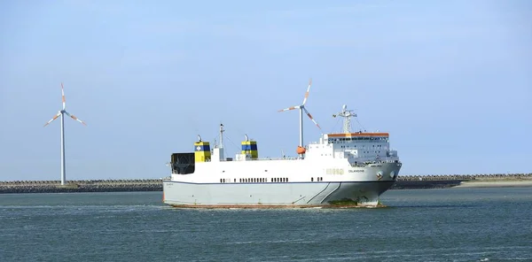 Carga Celandine Ro-Ro llegando al puerto — Foto de Stock