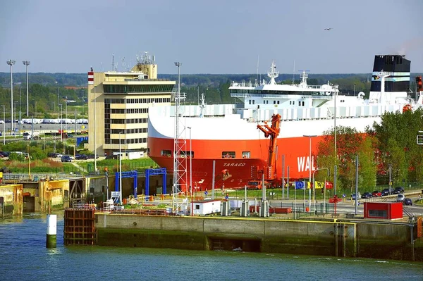 Tarago transita las cerraduras del puerto con un remolcador — Foto de Stock