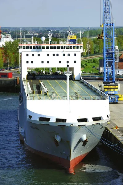 阿德琳罗罗货运船承担货物 — 图库照片