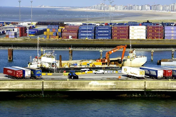 Zeebrugge limanını talan ekskavatör — Stok fotoğraf