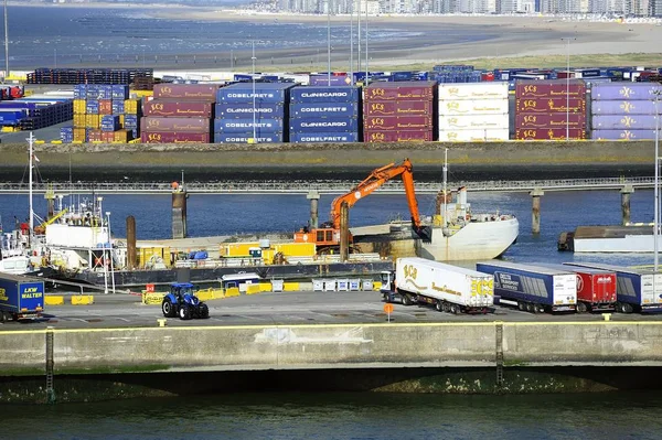 Escavatore draga il porto di Zeebrugge — Foto Stock