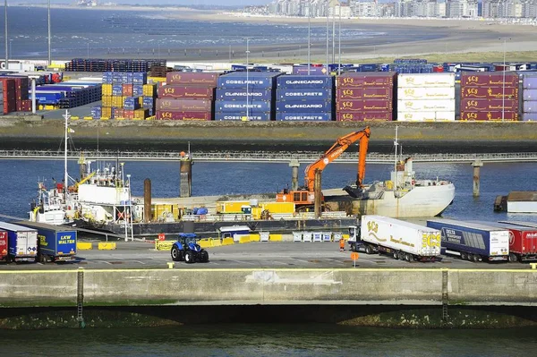 Bagger baggert im Hafen von Zeebrügge — Stockfoto