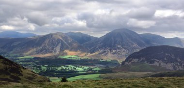 Cumbrian Dağları'nda sonbahar güneş ışığı