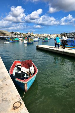 Marsaxlokk limanında balıkçı tekneleri