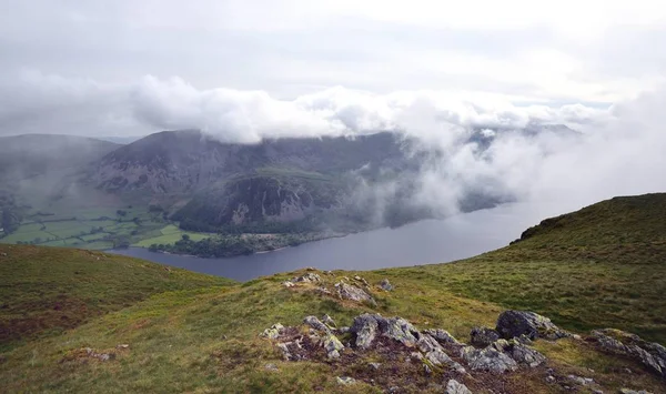 Moln inversion över Ennerdale vatten — Stockfoto