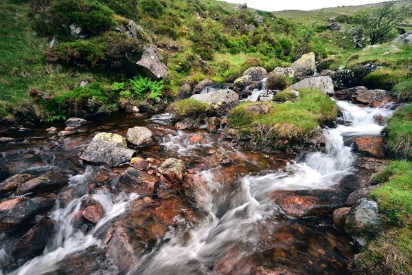 Der schnell fließende Fluss Calder — Stockfoto