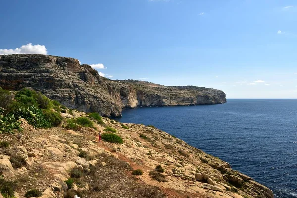 平和な地中海を瞑想する孤独な訪問者 — ストック写真
