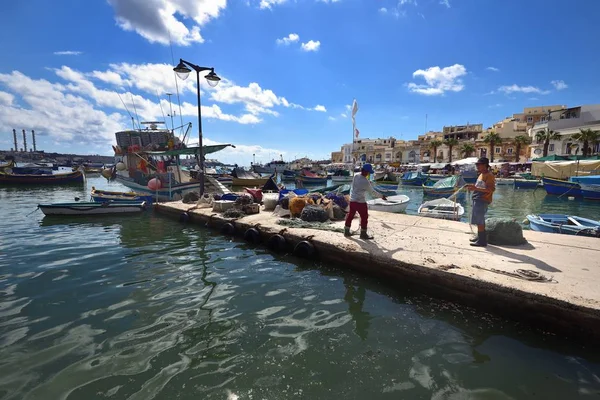 Het schoonmaken van de visnetten in de haven van Marsaxlokk — Stockfoto