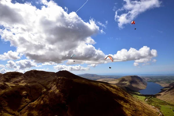 Parapentes sobre Lingmell Fell — Fotografia de Stock