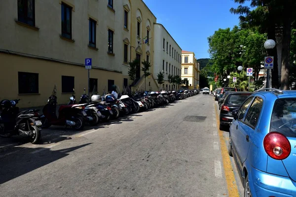 Beaucoup de scooters garés sur la route animée — Photo