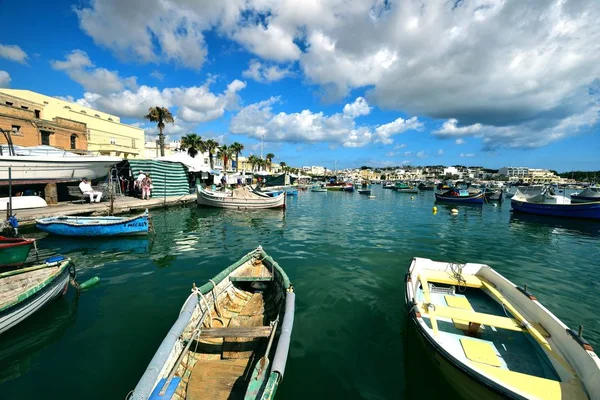 Halászhajók Marsaxlokk kikötőjében — Stock Fotó