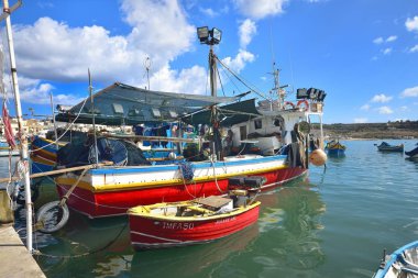 Marsaxlokk limanında balıkçı tekneleri