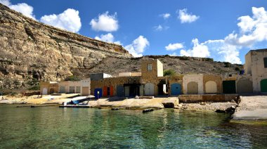 huzurlu limanda güneşlenenler