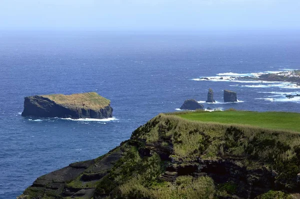Ondas de água branca na costa dos Açores — Fotografia de Stock