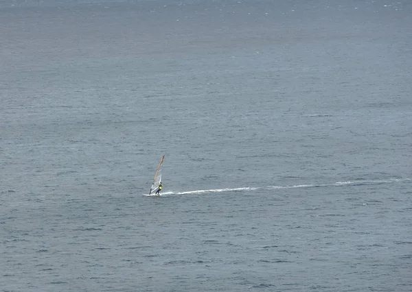 Windsurfista solitario cruzando el puerto — Foto de Stock