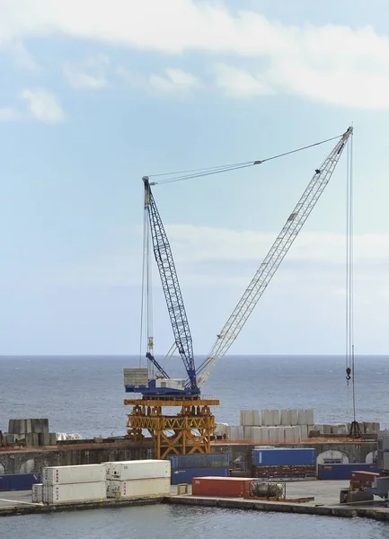 Stor kran på hamn muren i Ponta Delgrada — Stockfoto