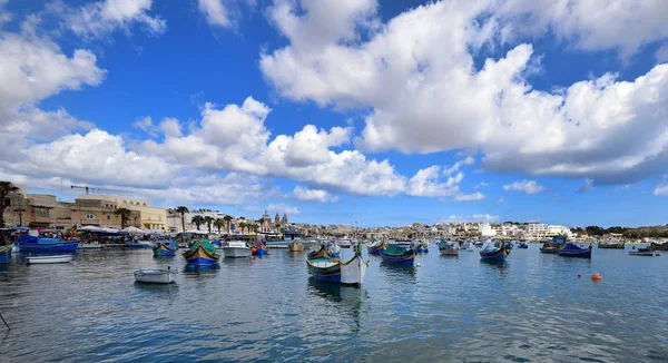 Vissersboten in de haven van Marsaxlokk — Stockfoto