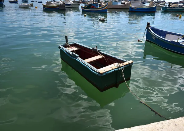 Little dinghy moored in the harbour — Stock Photo, Image