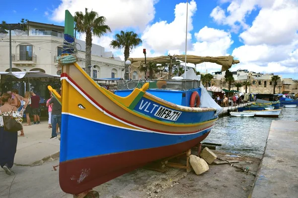 Kleurrijke vissersboot op de helling van de haven van Marsaxlokk — Stockfoto