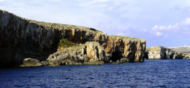 Kaçakçılar Mağarası ve kayalıklarda güneş ışığı