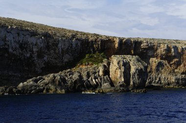 Kaçakçılar Mağarası ve kayalıklarda güneş ışığı
