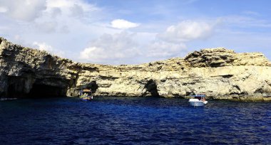 Kaçakçılar Mağarası ve kayalıklarda güneş ışığı