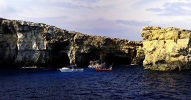 Kaçakçılar Mağarası ve kayalıklarda güneş ışığı