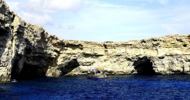 Kaçakçılar Mağarası ve kayalıklarda güneş ışığı