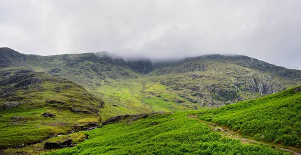 Hřeben Wetherlam schovaný v mlze — Stock fotografie