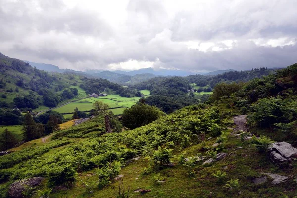 Ciemne chmury nad High Tiberthaite — Zdjęcie stockowe