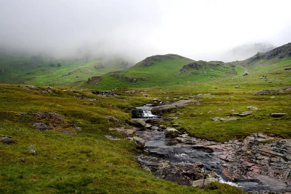 Tiberthwaithe Beck corre attraverso la brughiera — Foto Stock