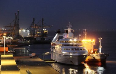 Star Breeze 'in nightime yakıt ikmali
