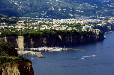 Amalfi sahilinde küçük bir liman