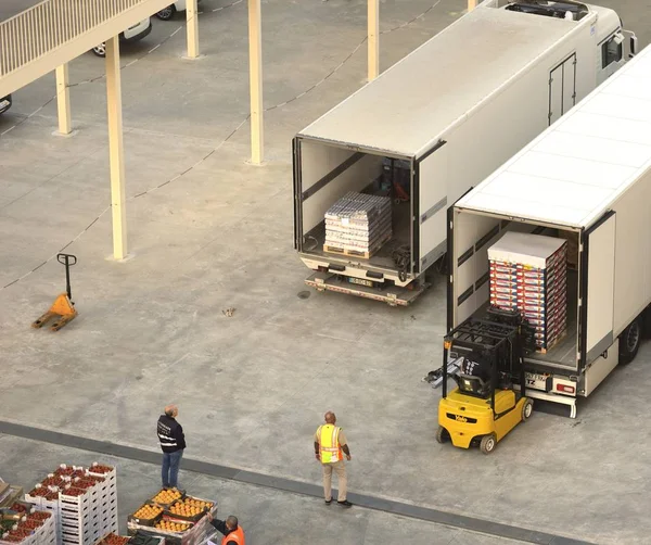 Unloading the cruise ships new supplies — Stock Photo, Image