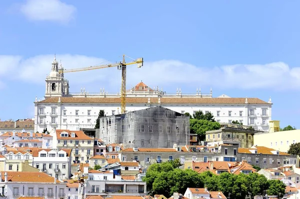 Mosteiro de Jer chalnimos no alto da colina em Lisboa — Fotografia de Stock