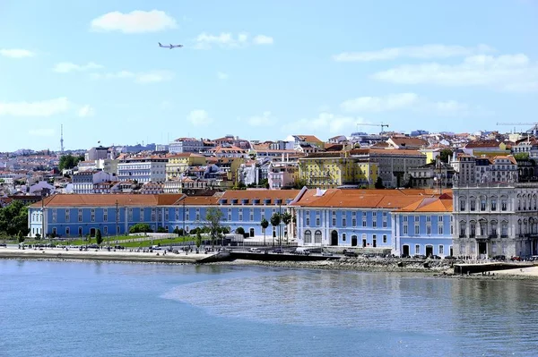 Marcadores de vacaciones explorando la histórica Lisboa — Foto de Stock