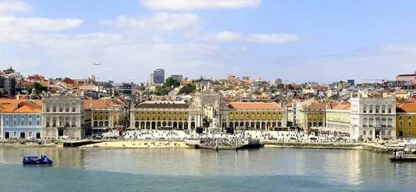 Tarihi Lizbon 'u keşfetmek için tatil işaretleri — Stok fotoğraf