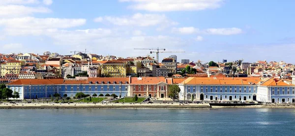 Vakantie markeringen verkennen van de historische Lissabon — Stockfoto