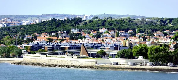 Gli edifici moderni del lungomare di Lisbona — Foto Stock