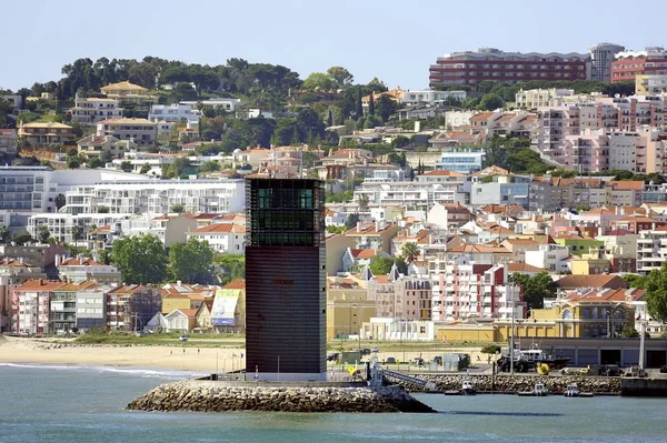 De moderna byggnaderna i Lissabons strandpromenad — Stockfoto